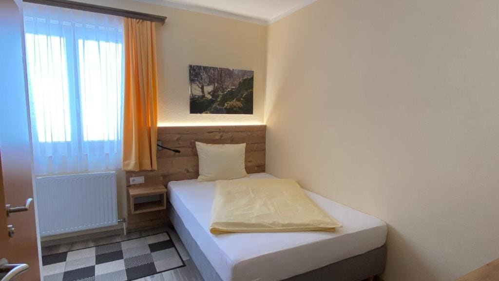Single Room with Mountain View room - Image 1