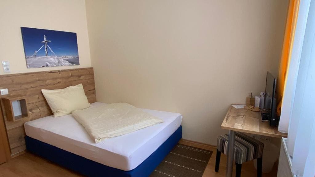 Single Room with Mountain View room - Image 3