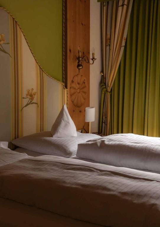 Deluxe Double Room with Balcony room - Image 2
