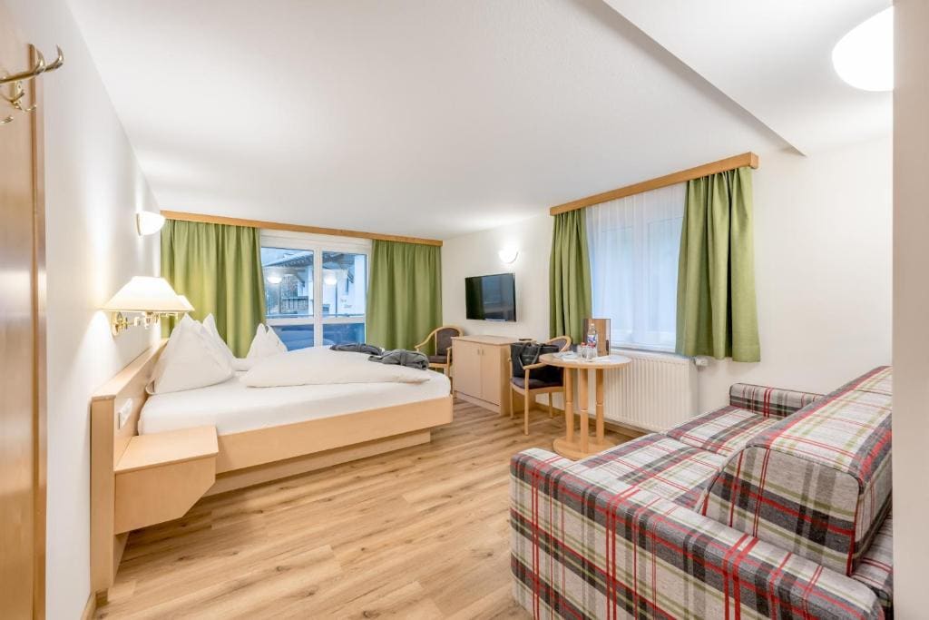 Double Room with Mountain View room - Image 2