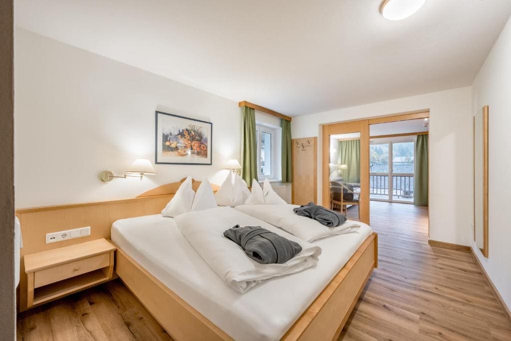 Family Room with Balcony room - Image 2