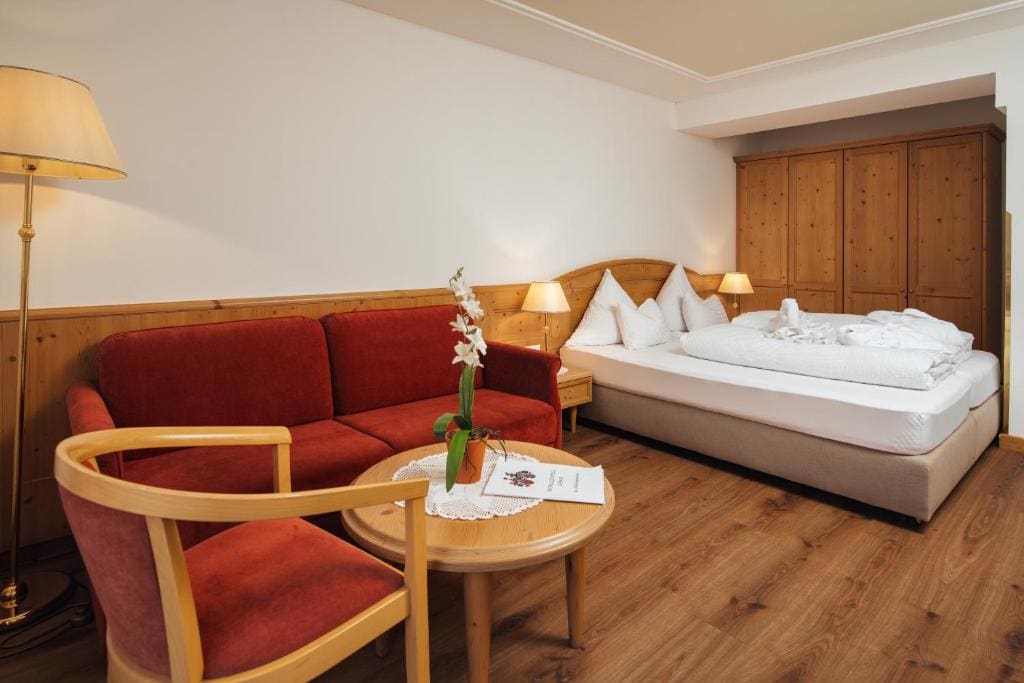 Double Room with Balcony room - Image 3
