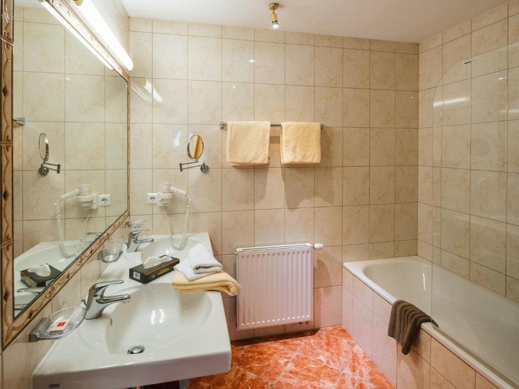 Superior Triple Room room - Image 3