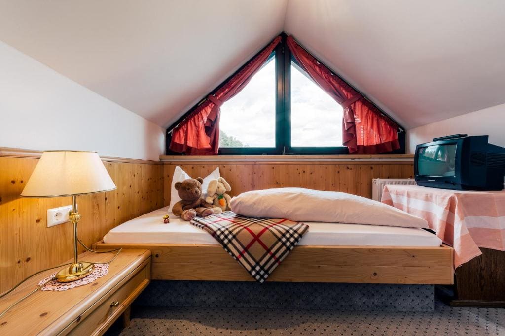 Superior Triple Room room - Image 2
