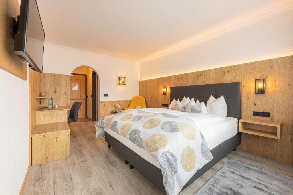 Double Room with Mountain View room - Image 3