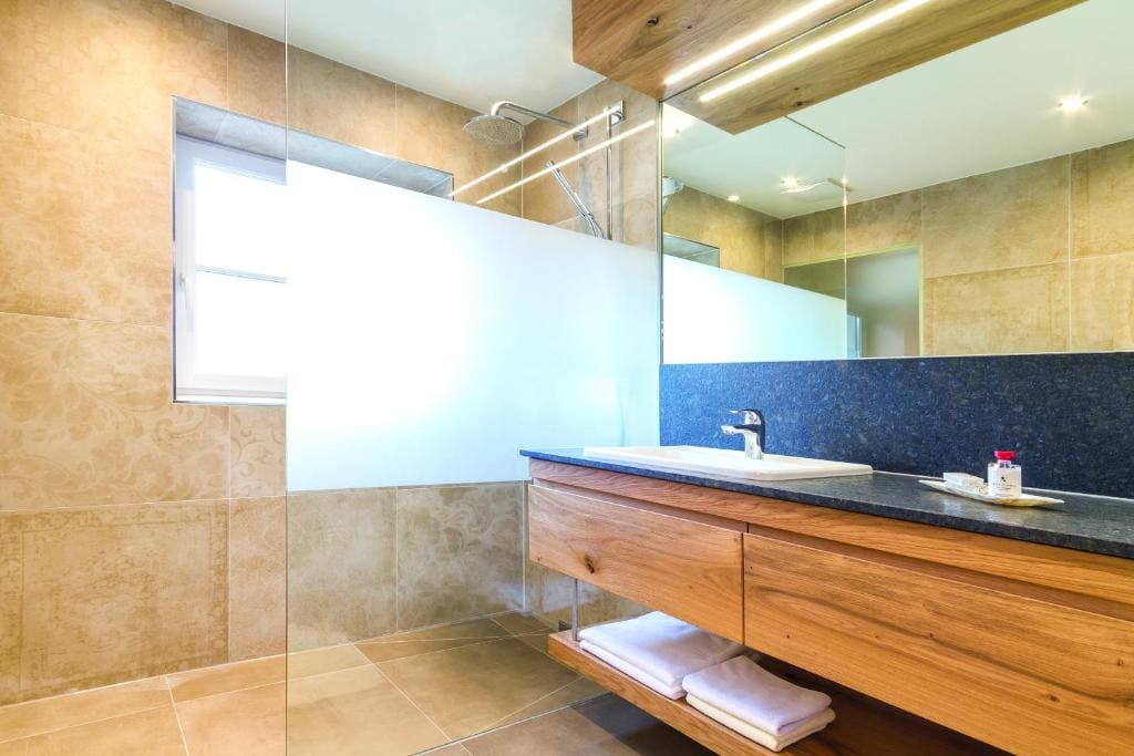 Junior Suite with Balcony room - Image 3