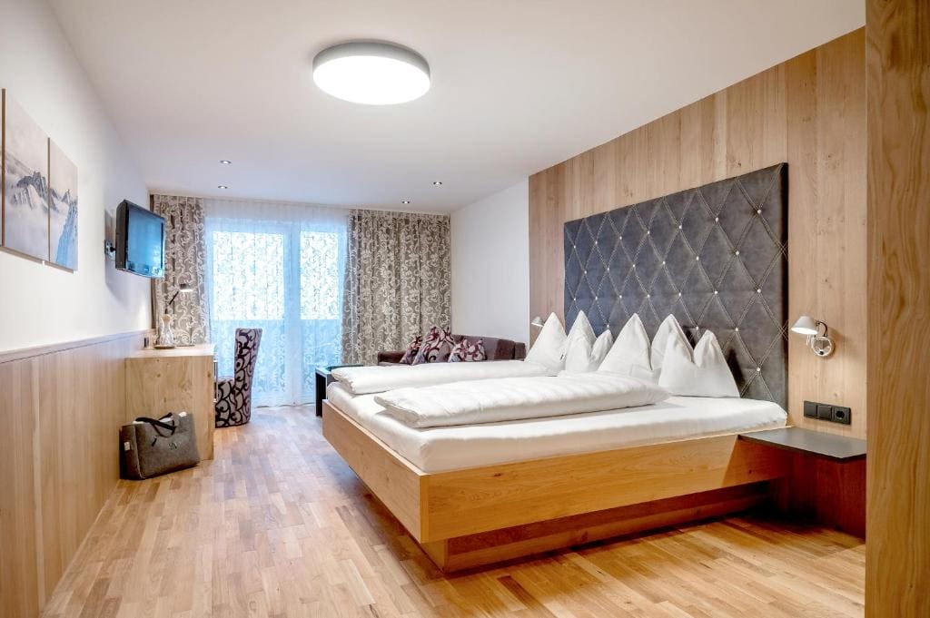 Deluxe Double Room with Balcony room - Image 1