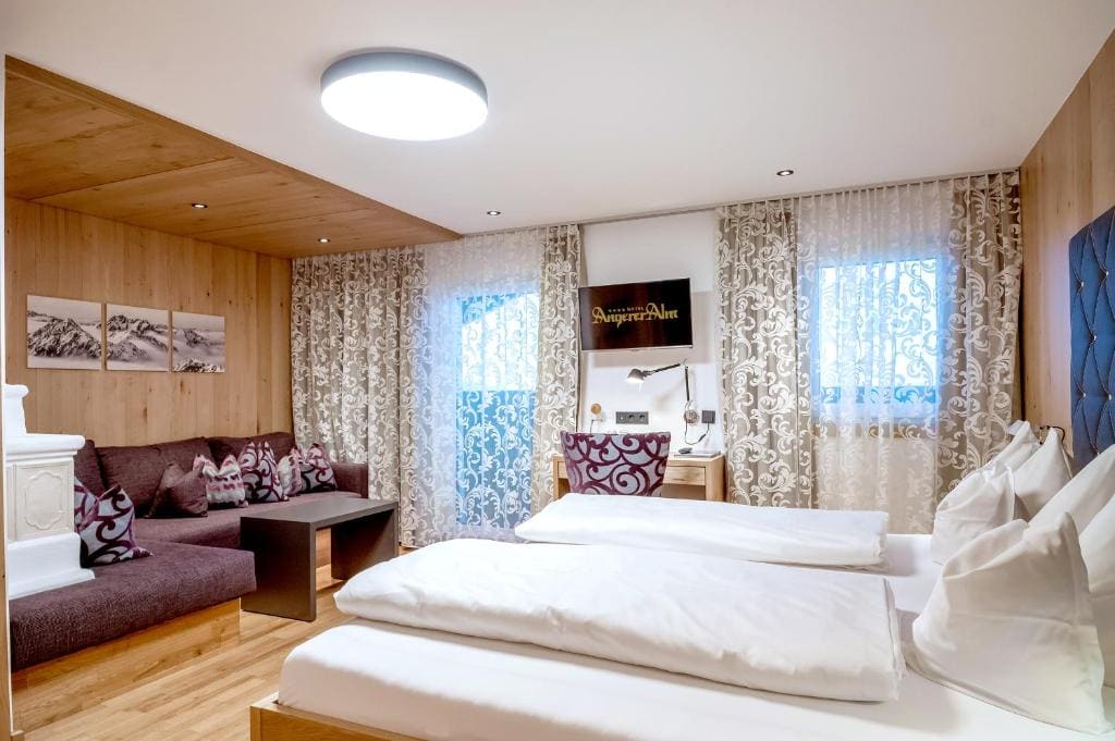 Deluxe Double Room with Balcony room - Image 3