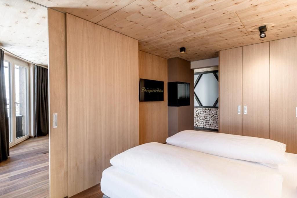 Suite with Mountain View room - Image 3