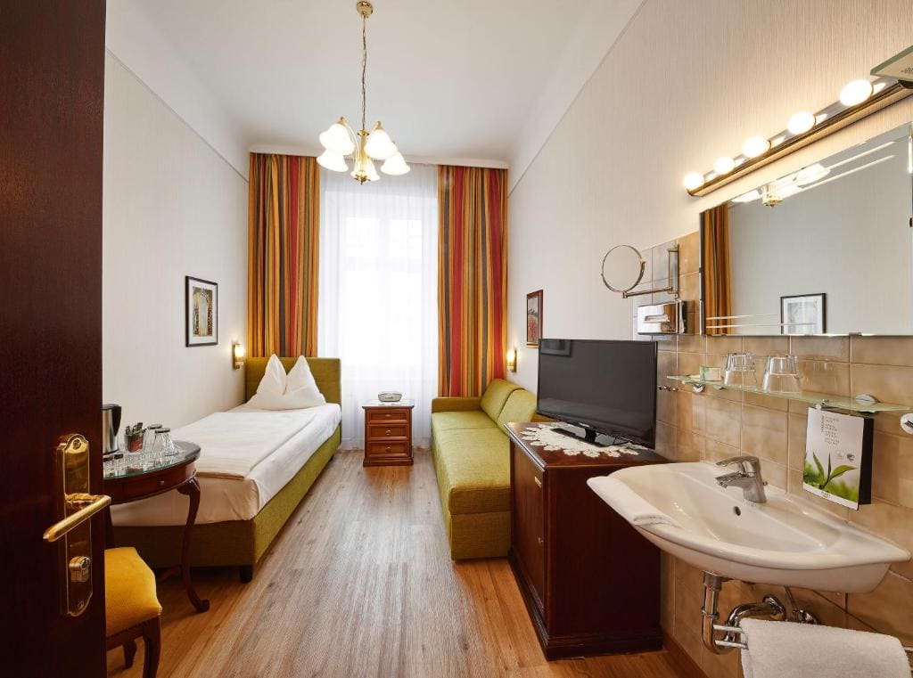 Economy Twin Room with Private External Bathroom room - Image 1