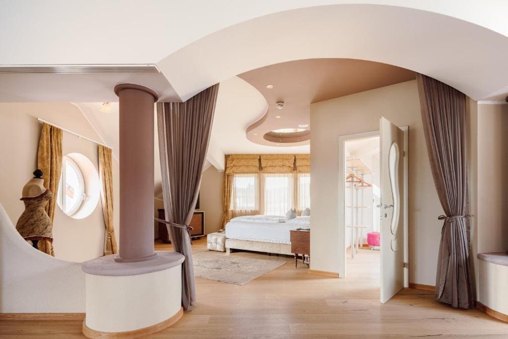Deluxe Suite with Spa Bath room - Image 2