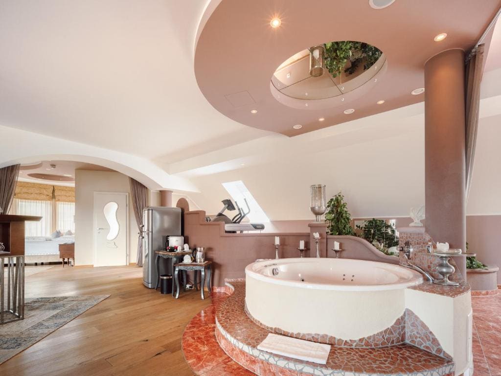 Deluxe Suite with Spa Bath room - Image 3