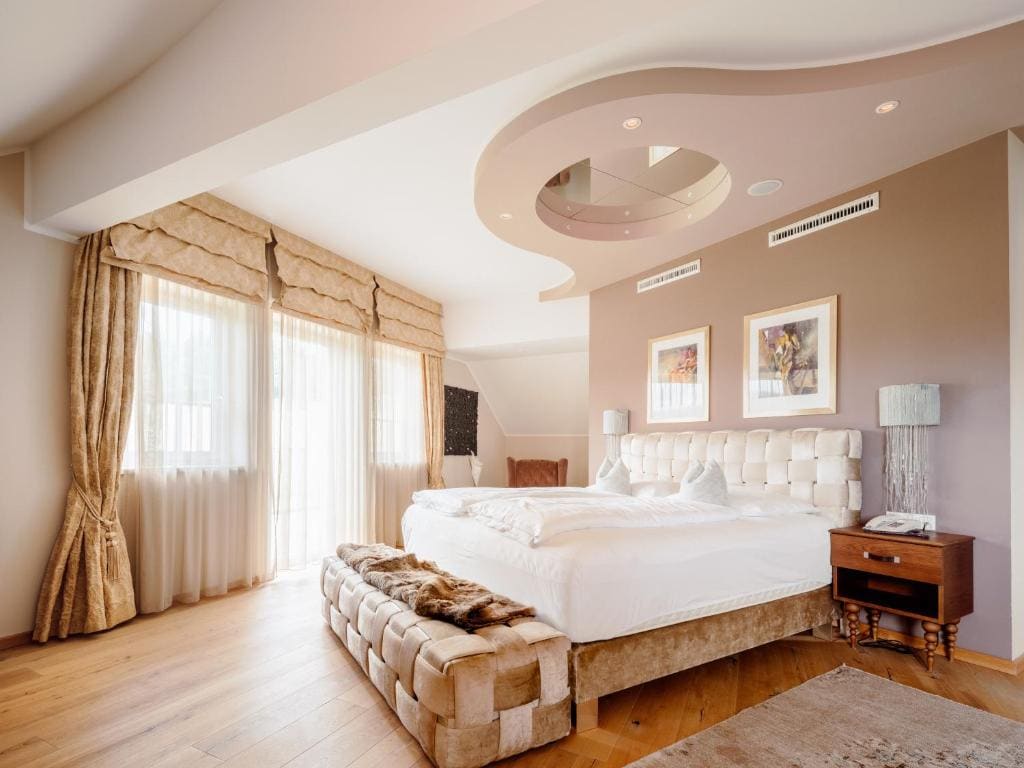 Deluxe Suite with Spa Bath room - Image 1
