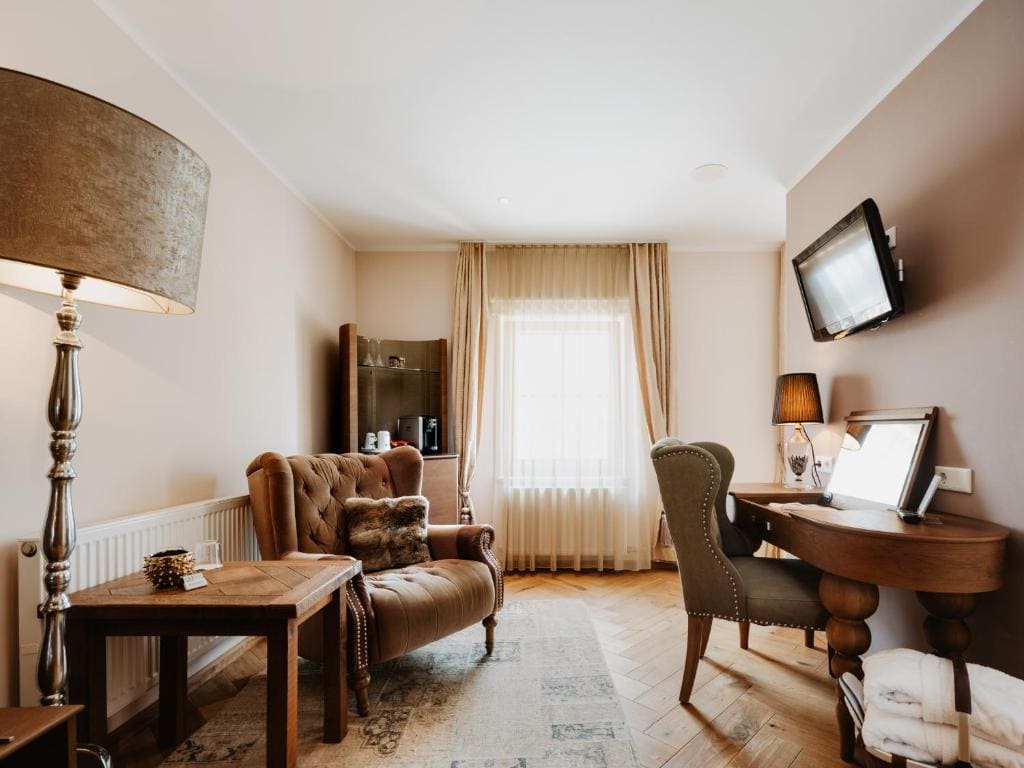 Deluxe Junior Suite room - Image 2