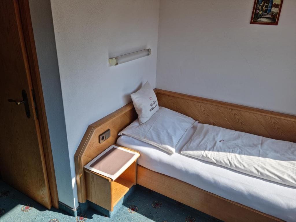Single Room with Balcony room - Image 3