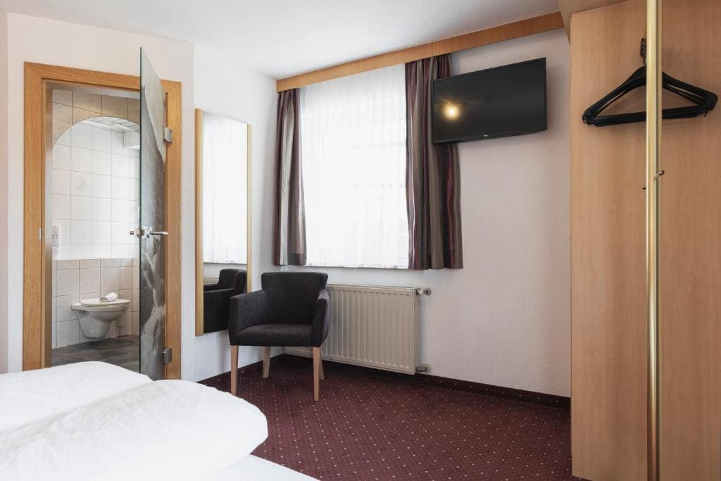 Standard Double Room with Balcony room - Image 3
