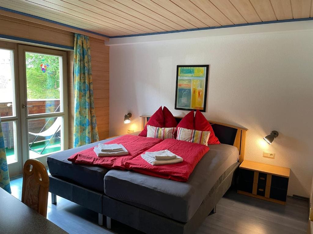 One-Bedroom Apartment with Balcony room - Image 1