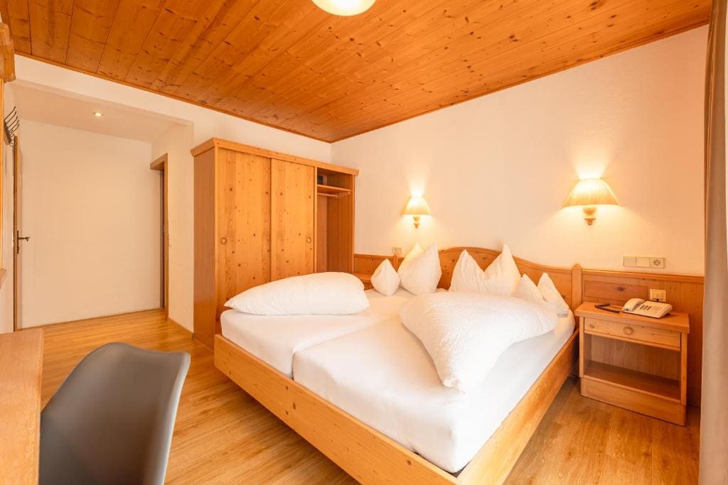 Double Room with Balcony room - Image 3