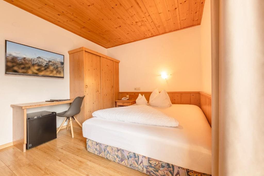 Single Room with Balcony room - Image 3