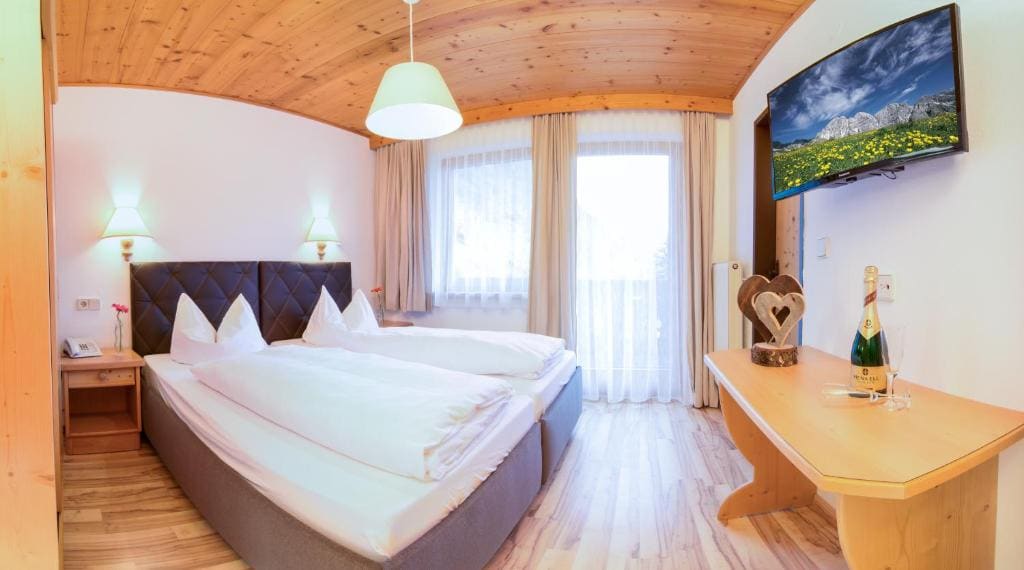 Single Room with Balcony room - Image 2
