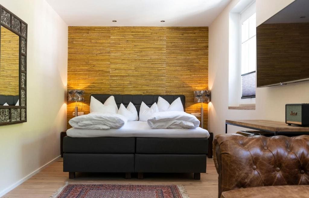 Deluxe Double Room with Lake View and Balcony room - Image 1
