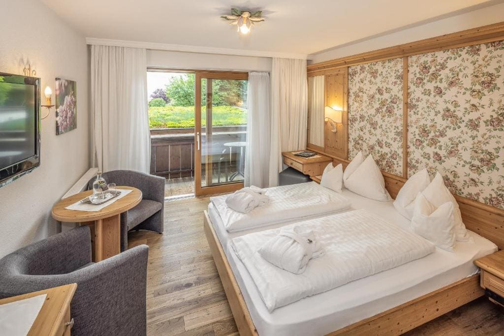 Classic Double Room with Balcony room - Image 1