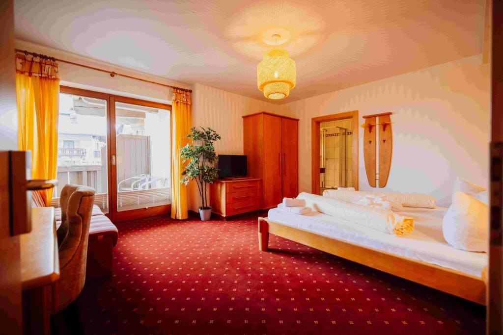 Double Room with Balcony room - Image 2
