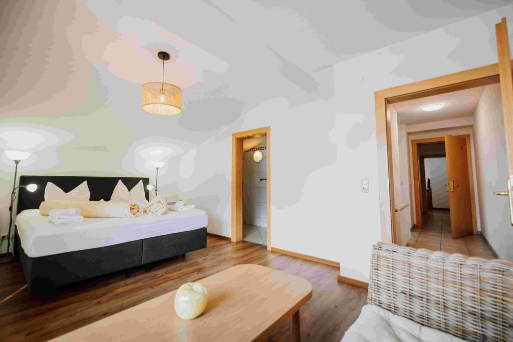 Two-Bedroom Apartment with Mountain View room - Image 1