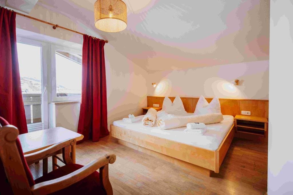 Two-Bedroom Apartment with Mountain View room - Image 3