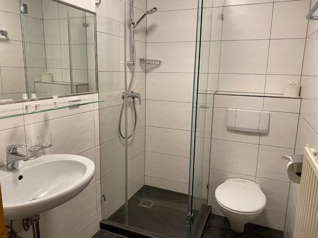Double Room with Balcony room - Image 3