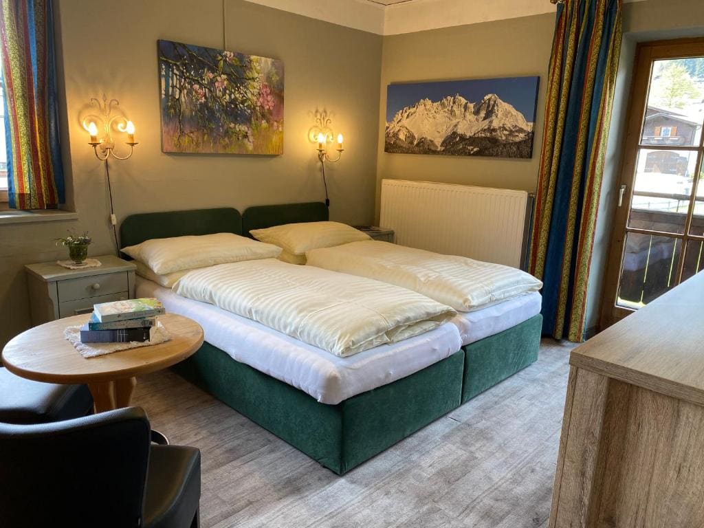 Double Room with Balcony room - Image 2