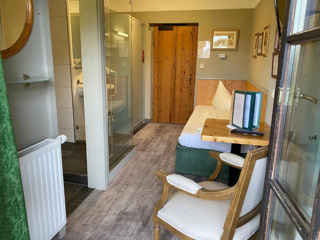 Small Single Room room - Image 2