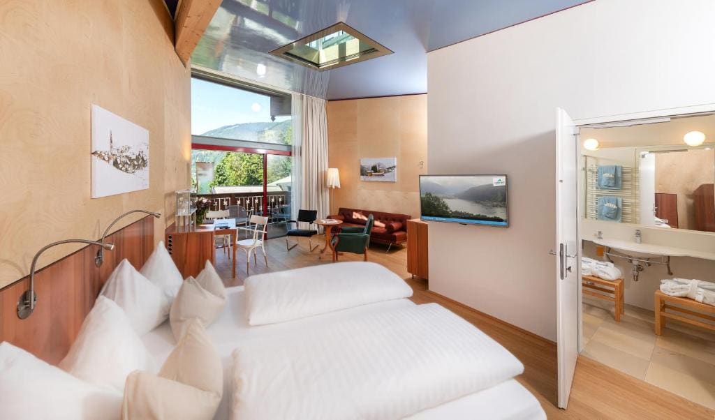 Deluxe Double Room with Balcony room - Image 3