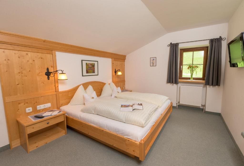 One-Bedroom Suite with Balcony room - Image 3