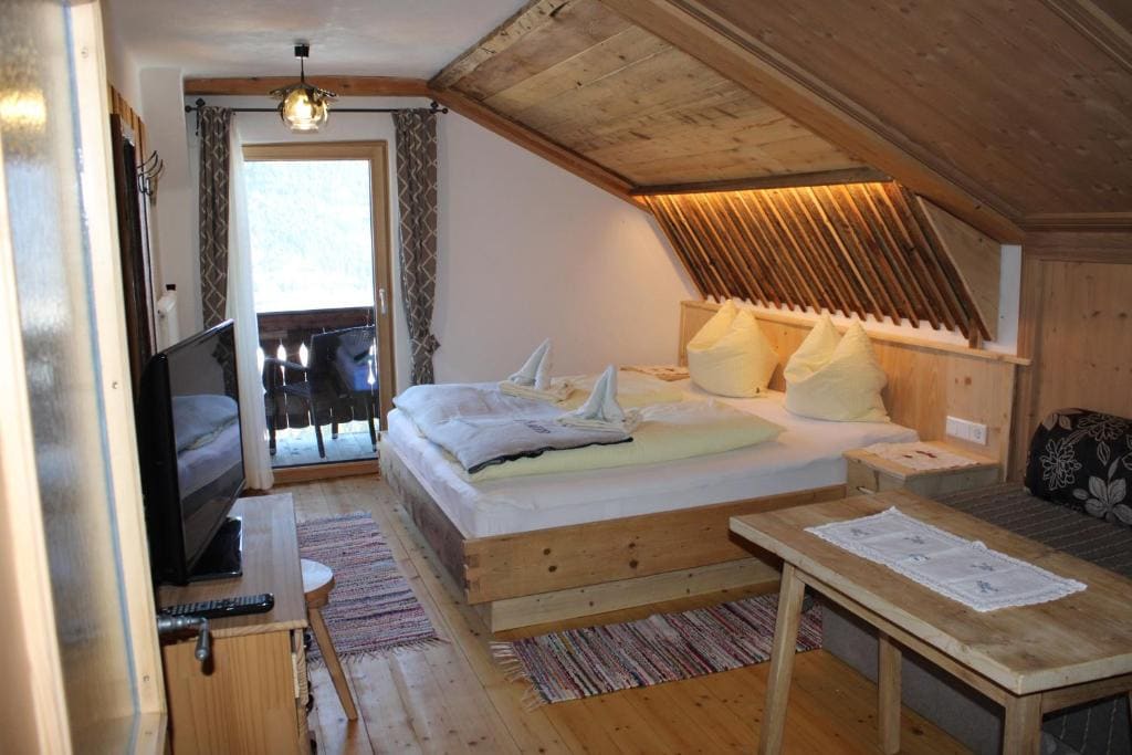 Double Room with Balcony room - Image 1