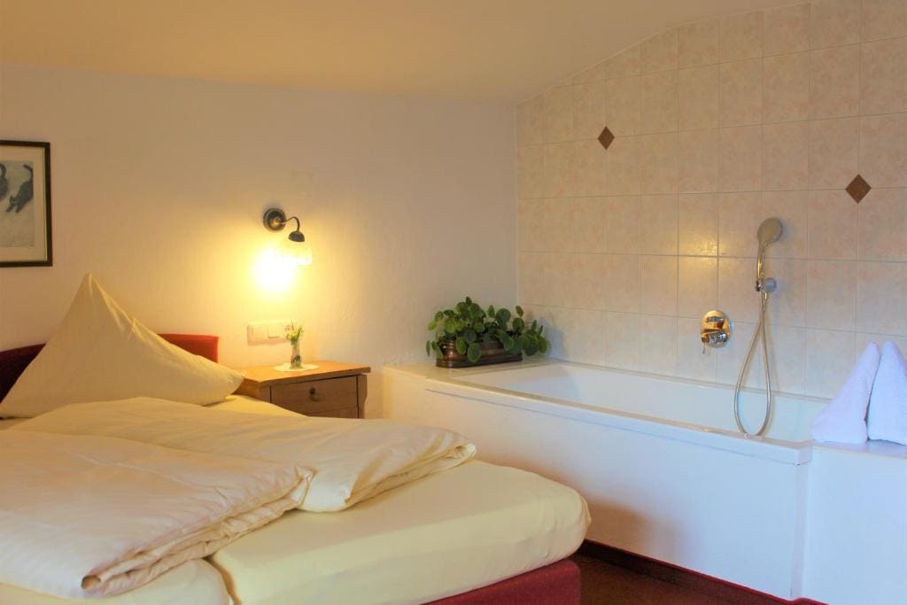 Family Room with Balcony room - Image 2