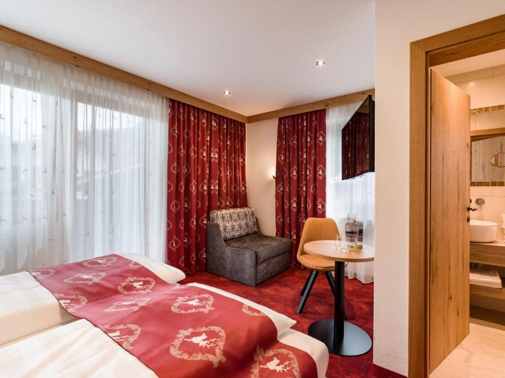 Superior Triple Room room - Image 1