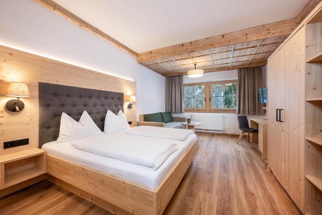 Deluxe Junior Suite room - Image 3