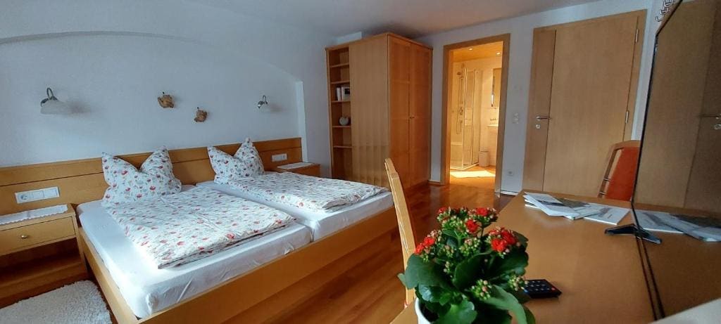 Double Room with Balcony room - Image 1