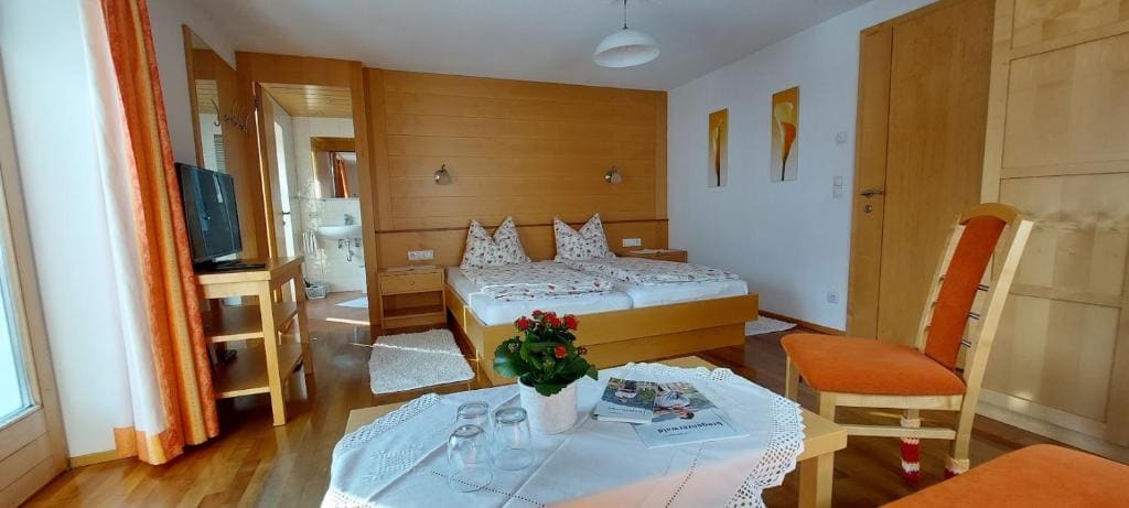 Double Room with Balcony room - Image 2