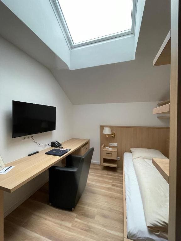 Budget Single Room - mansard room - Image 1