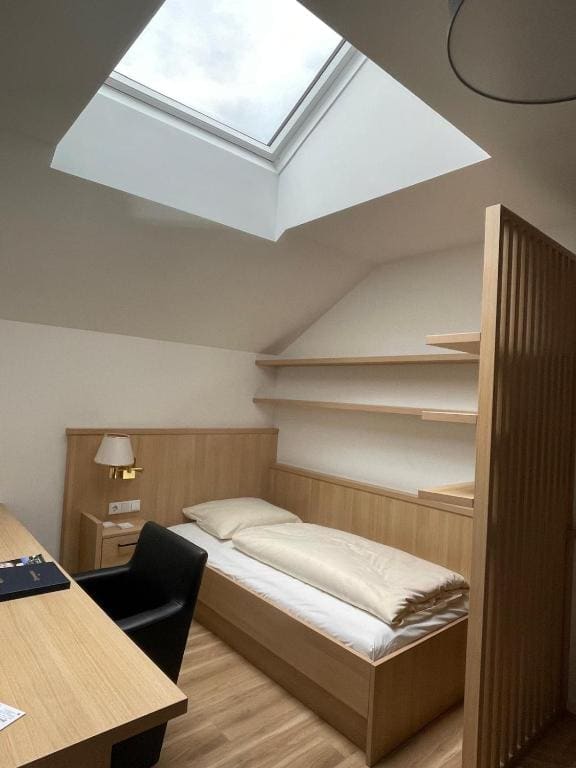 Budget Single Room - mansard room - Image 2
