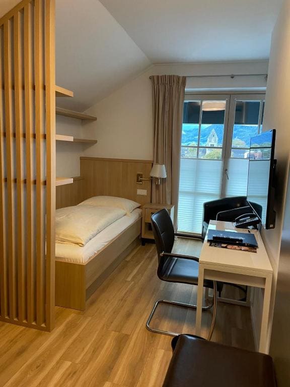 Budget Single Room - mansard room - Image 3