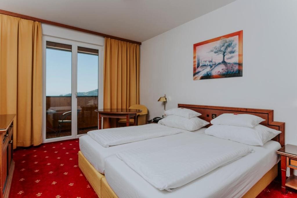 Double Room with Balcony room - Image 2
