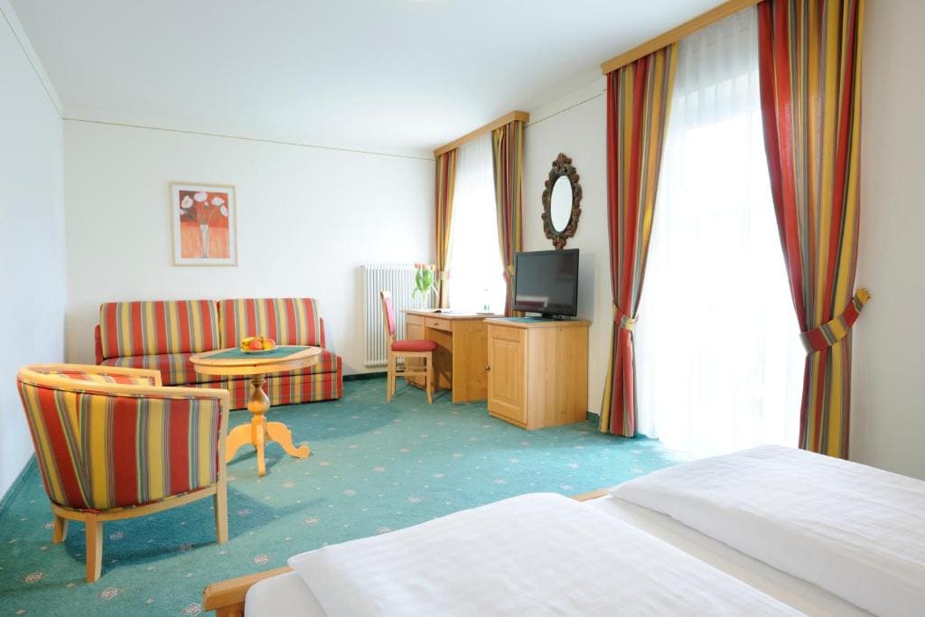Junior Suite with Garden View room - Image 2
