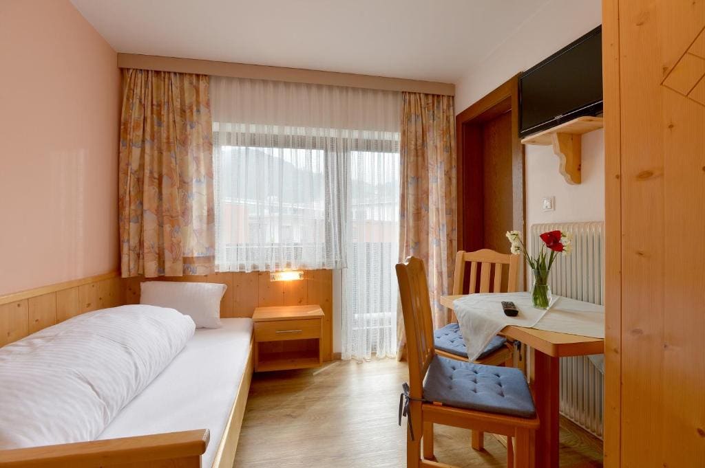 Single Room with Balcony room - Image 3