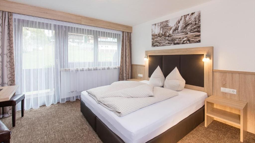 Double Room with Balcony room - Image 3