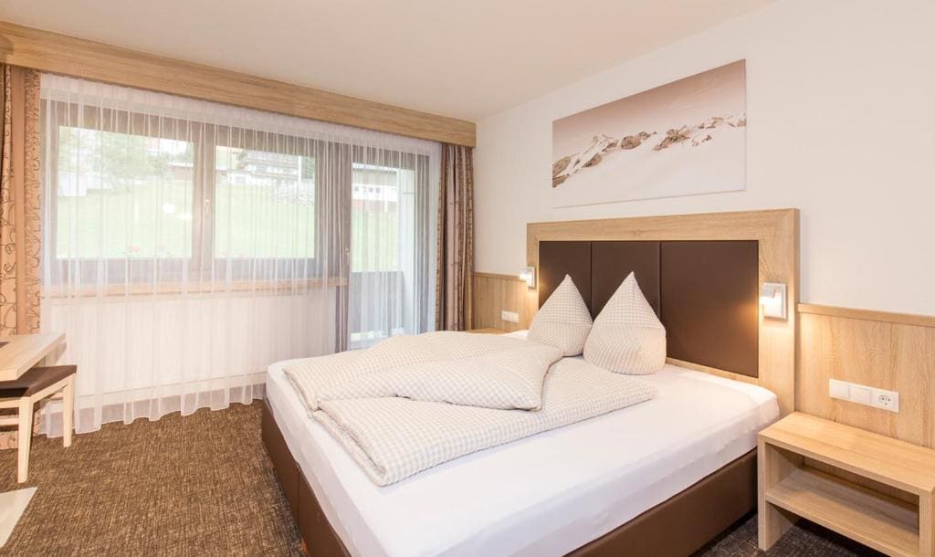 Double Room with Balcony room - Image 2