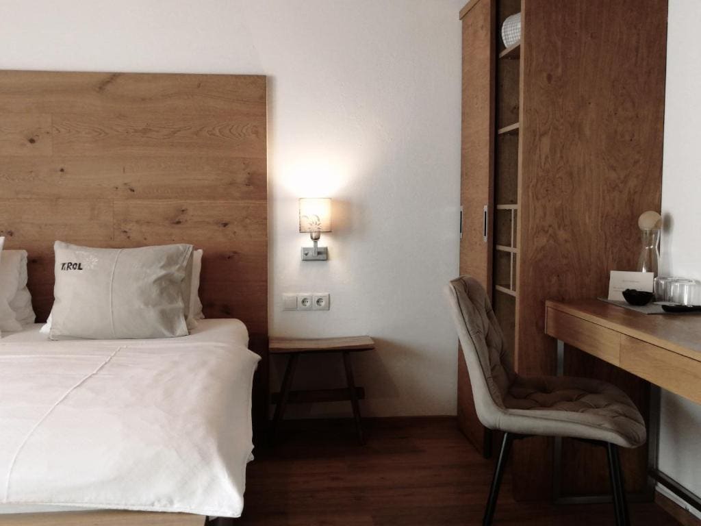 Double Room with Balcony room - Image 2