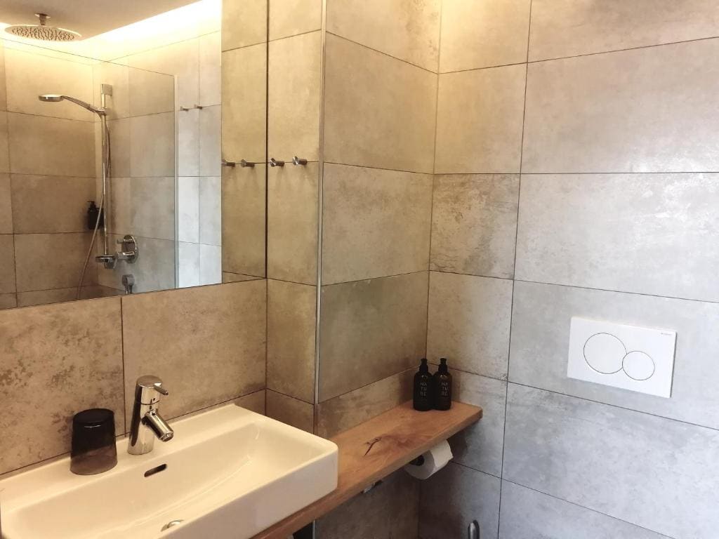 One Bedroom Apartment with Balcony room - Image 1